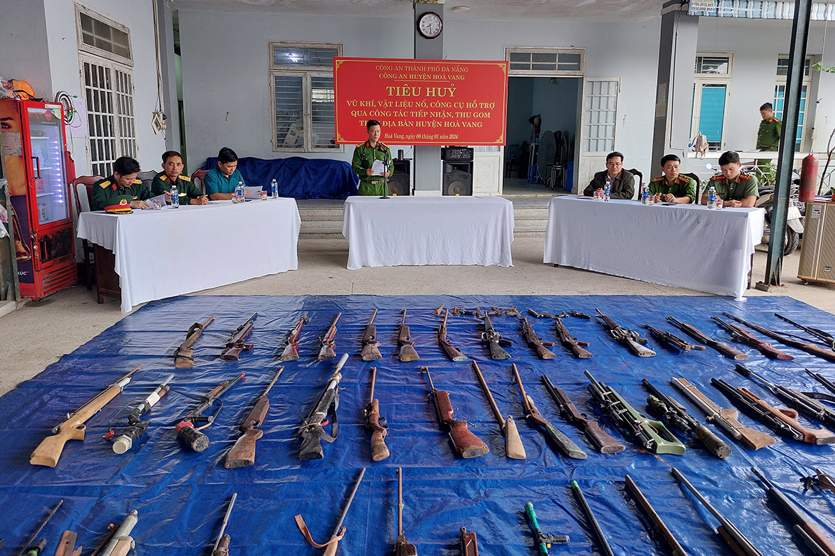 46 khẩu súng được công an huyện Hoà Vang phát hiện, tiếp nhận từ người dân giao nộp. Ảnh: Thanh Huynh