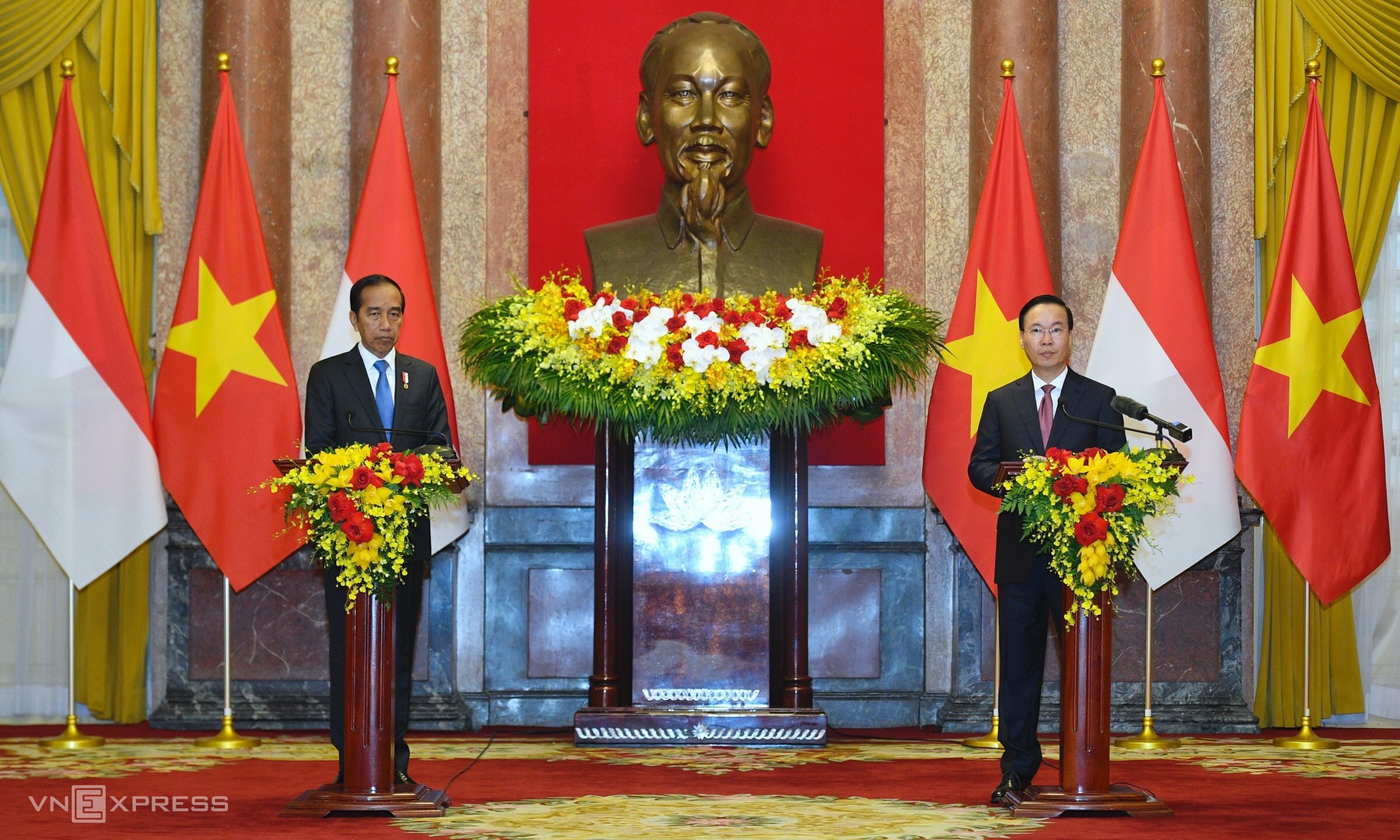 Chủ tịch nước Võ Văn Thưởng và Tổng thống Joko Widodo gặp gỡ báo chí tại Phủ Chủ tịch sáng 12/1. Ảnh: Giang Huy