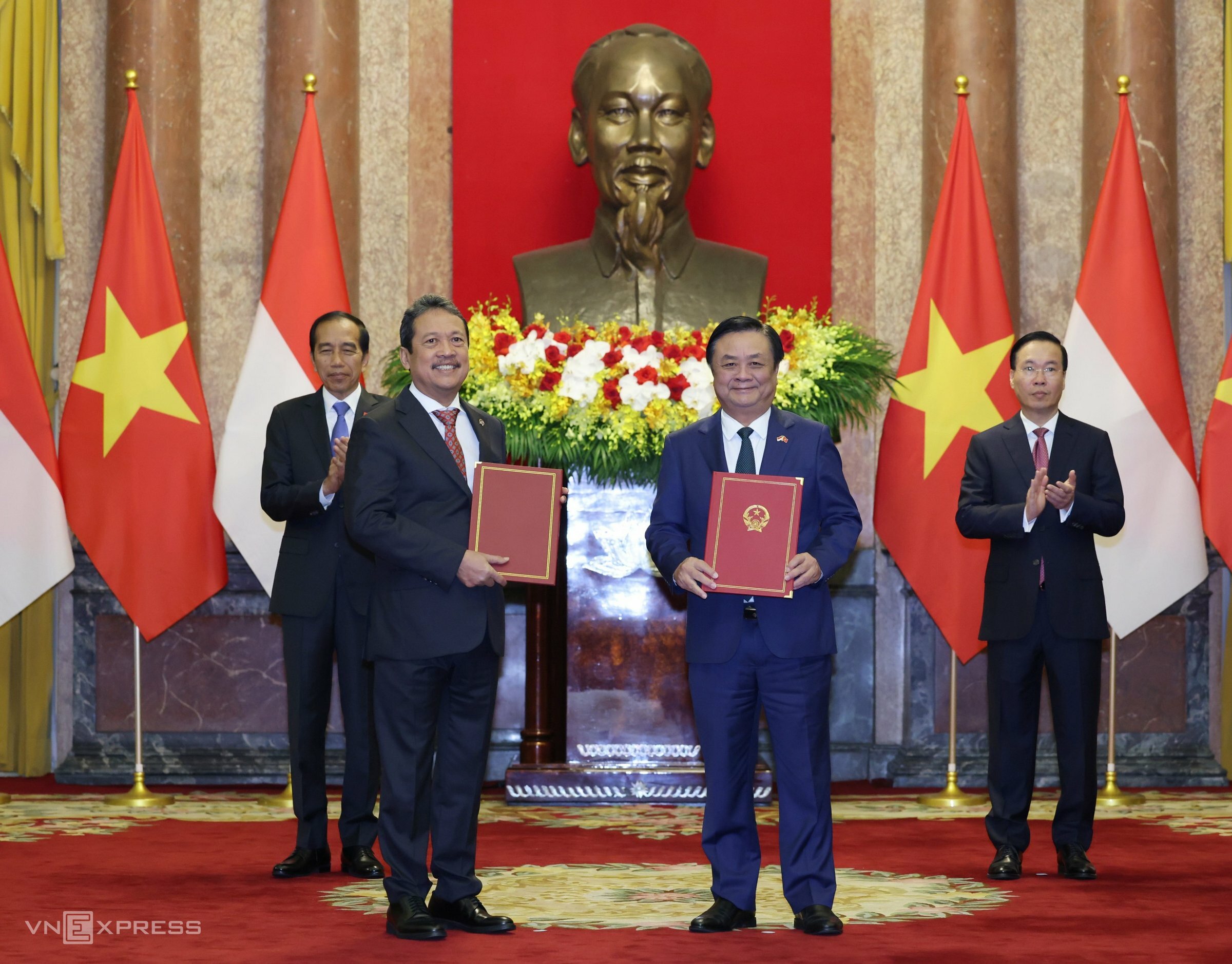 Chủ tịch nước Võ Văn Thưởng và Tổng thống Widodo chứng kiến lễ ký các văn kiện hợp tác tại Phủ Chủ tịch sáng 12/1. Ảnh: Giang Huy