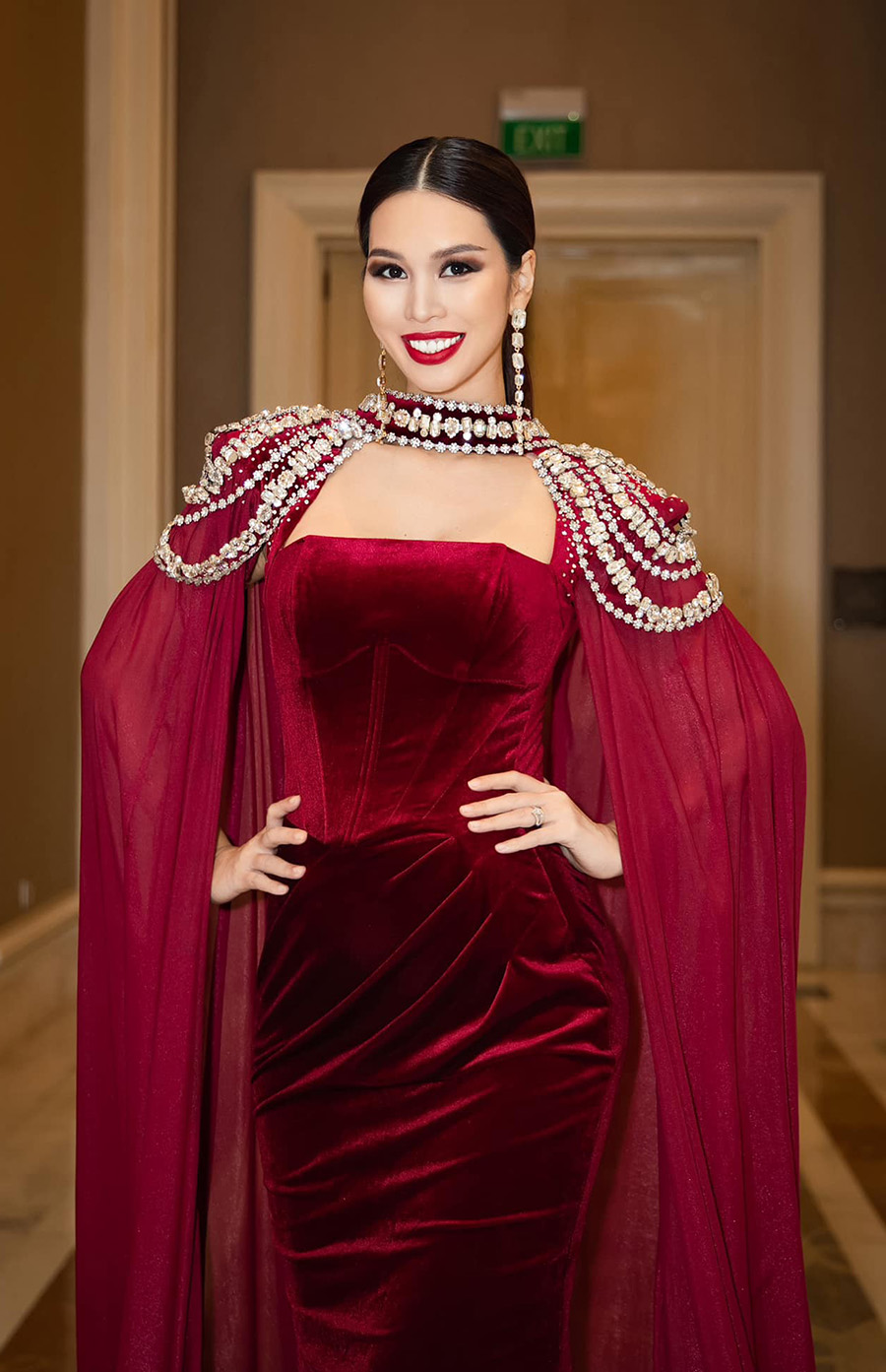 Khi đi xem show của nhà thiết kế Nguyễn Minh Tuấn hồi đầu tháng, người đẹp diện bộ váy dạ hội chất liệu nhung, nhấn bằng chiếc áo choàng đính đá phần cổ.