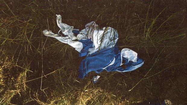 Quần áo của Sarah Yarborough bị vứt trên bãi cỏ cạnh thi thể. Ảnh: King County Superior Court