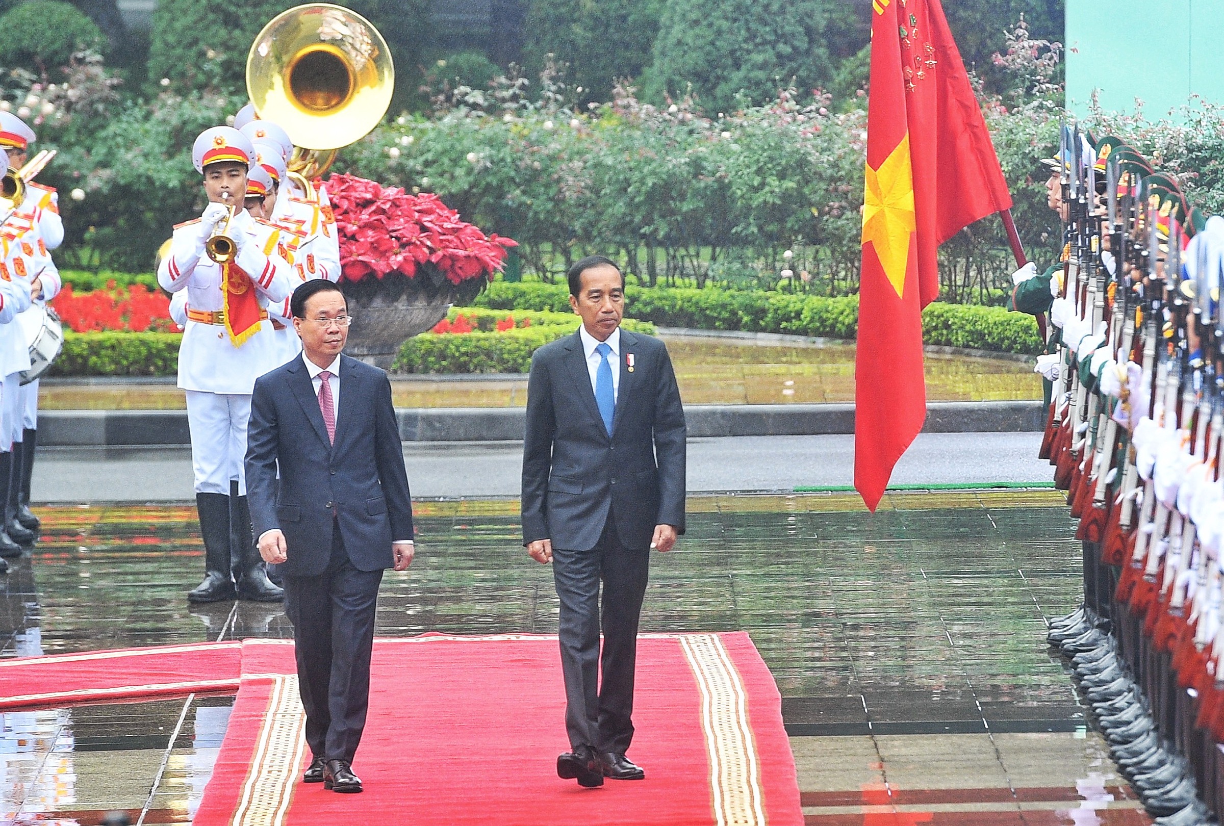 Chủ tịch nước Võ Văn Thưởng và Tổng thống Indonesia Joko Widodo duyệt đội danh dự Quân đội Nhân dân Việt Nam tại Phủ Chủ tịch sáng 12/1. Ảnh: Giang Huy